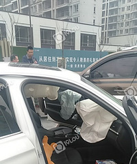 清早突发!嘉兴某路口一辆苏E宝马车发生严重车祸!