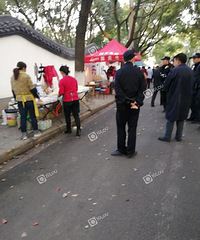 挣钱不易!为抢位置三位摊主大打出手!警察都来了……
