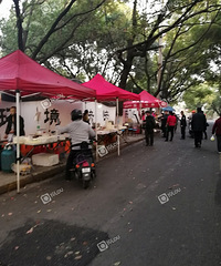 挣钱不易!为抢位置三位摊主大打出手!警察都来了……