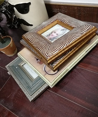 这些都是买家俱送的 摆了满满一屋子!
