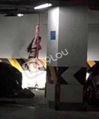 ���棡Ů�Ӵ��ҹ�ڳ��⿪�ų��Ƹ����£�