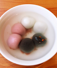 美食汇聚地南塘老街,油赞子、水塔糕、烤鱿鱼吃到停不下来!