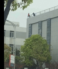 ����2�룡����Ů����¥ ��Ԯ��Աһ�ѱ�ס