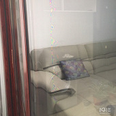 玻璃内部出现彩色花纹