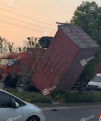 ��ɷ�ˣ�����һ����ֱ���Խ��̻�������ʻ�ұ��Σ��������˱���