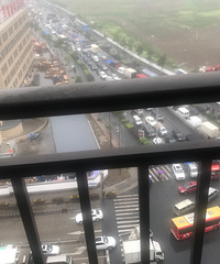 希望嘉兴交通加强管理,小区门口都是大货车,这样太危险