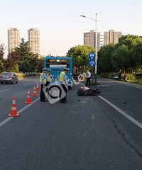 惊险!嘉兴一公交车撞了2辆电瓶车 有人伤势?#29616;?..