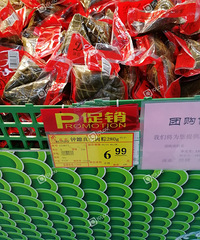 促销套路这么玩的吗?明明8.8的粽子?#25104;?#22330;却标价6.99