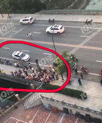 ���£��ͳ�ĳС���и��˵�����ˤ���ˣ�