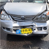 �л���·������һײ