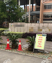 ����ĳСѧ�ſ�ͣ��λ���üҳ�ͣ��������ֻ����ѧУ�쵼����ʦ��