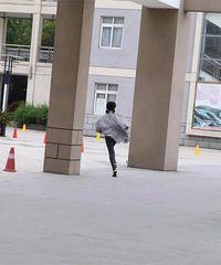 ���к�Ϳͬѧ�մ������ԣ��߿����һ�ռ��˿����ǳ�Ѽ��