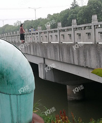 ���գ�����������Ҫ������һŮ��ֱͦͦվ�ű����ƾ����쳣