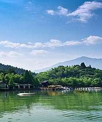 �˼��ɾ���ɽȪ����Ұ�� ץ���ˮ�̣�