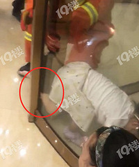 ���ģ�Ů���ű��Ƶ���ת�ſ�ס