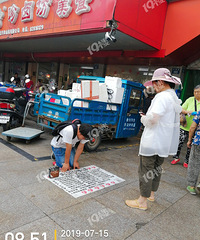 勤俭路一小伙父母疾病双亡下跪乞讨 路过阿姨扫码献爱心…