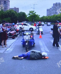 荒唐!嘉兴91岁爷叔撞了82岁老太 老人也要学点交通法规