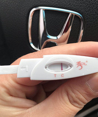 网上各种套怀孕症状 就是测不出来 恨不得每天用三根试纸!
