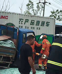 【街头爆料】平湖方向4车相撞..