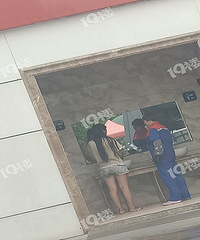 ������Ů���ڹ���˯��һ����