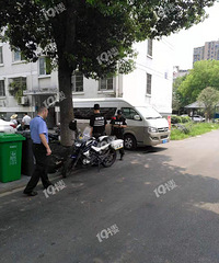 ���磡����·��һ���˶������ڣ�Ů�����ź󾪴��ˡ�