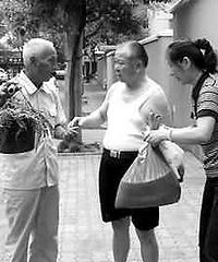 河边意外救起轻生老头 坚持送我大包蜂王浆和感谢信