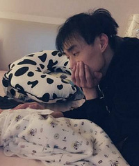 苦恼!2个月的宝宝晚上不睡觉 大人精疲力尽也拿她没办法..