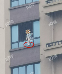 ���˱�·һŮ�ӱ�ֱ������¥�ߴ�ޣ��ۼ����ѣ����������