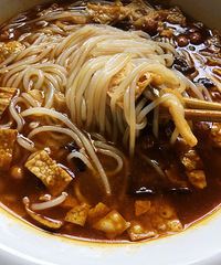 买了麻辣味的螺蛳粉 真的又臭又辣 但是吃起来好爽啊