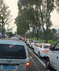下班高峰 公交专用道被小车占据满 网友:公交车道本就不需要
