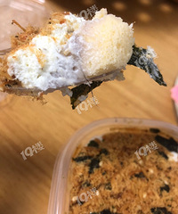 甜品里吃出不明毛发!这家蛋糕店的后厨难道是小电影拍摄现场吗