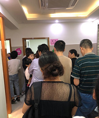 太不人性化了!医院连打预防针都是人山人海...