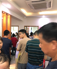 太不人性化了!医院连打预防针都是人山人海...