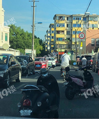 现在吃早饭的人都这么牛吗?车子把路堵得水泄不通