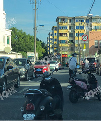 现在吃早饭的人都这么牛吗?车子把路堵得水泄不通