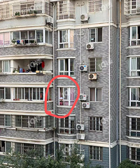 绝了!这孩子当众表演高空拉屎!趴在高楼窗台伸出屁股就是…