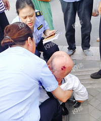 最美网格员!93岁老人摔倒没人敢扶 他们却冲了上去