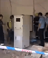 �ڼ���ĳATMȡǮ��ǽѹ���ˣ�