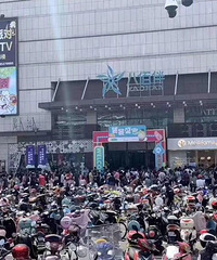 平湖八佰伴开业 这么多人 我被吓到了!