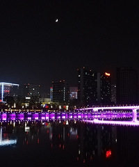 彩灯装点下的运河畔