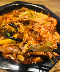 肉蟹煲真的太下饭了 蟹肉、鸡爪、年糕都浸满汤汁 吃起来好过瘾