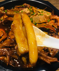 肉蟹煲真的太下饭了 蟹肉、鸡爪、年糕都浸满汤汁 吃起来好过瘾