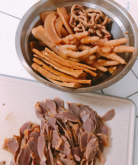 昨晚卤了一盆大杂烩 今天正好煮一碗粉丝汤 好吃得还想再来一碗