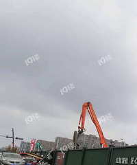 飞来横祸!这辆外地车在快速路工地旁边被压 车头都扁了