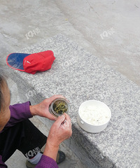 嘉兴老太们有了退休金 却还风餐露宿 奔波于各个小区里种草