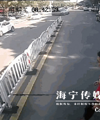 36秒!监控全程拍下!嘉兴这群翻越护栏的人真帅!