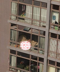 对面楼的年轻男女让我惊呆了!直接在露台上开啪 尺度大得吓人