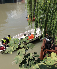 ͻ����������ҹ����ĳҽԺ����һ����Ů�����ӣ�ʬ�������˰���