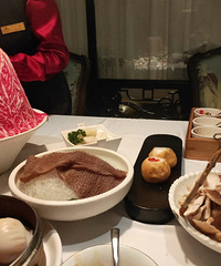 天太冷了 穿个加绒长靴去吃豆捞 最后来杯奶茶心情美美哒