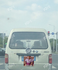 五菱荣光大神车!小破车后面贴满了豪车的车标